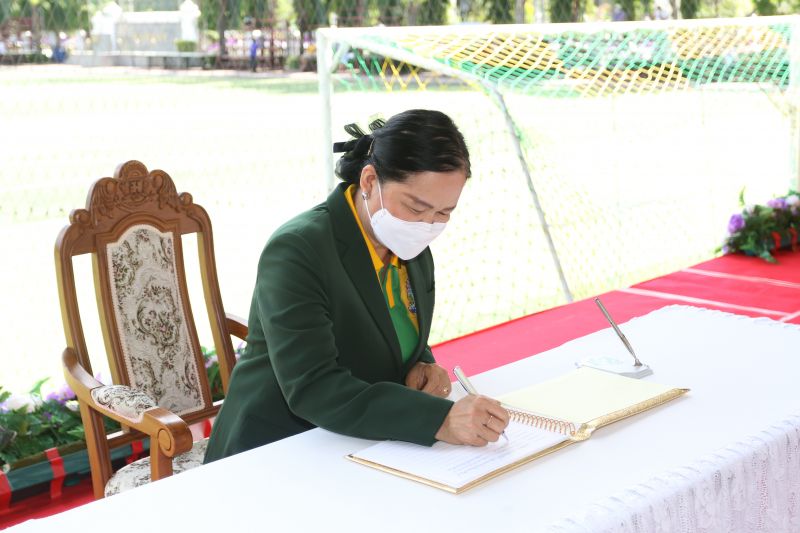 ร่วมลงนามถวายพระพรชัยมงคล เนื่องในวันคล้ายวันพระราชสมภพ  สมเด็จพระกนิษฐาธิราชเจ้า กรมสมเด็จพระเทพรัตนราชสุดาฯ