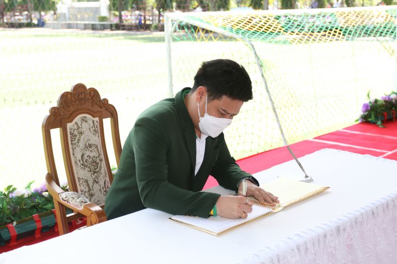ร่วมลงนามถวายพระพรชัยมงคล เนื่องในวันคล้ายวันพระราชสมภพ  สมเด็จพระกนิษฐาธิราชเจ้า กรมสมเด็จพระเทพรัตนราชสุดาฯ
