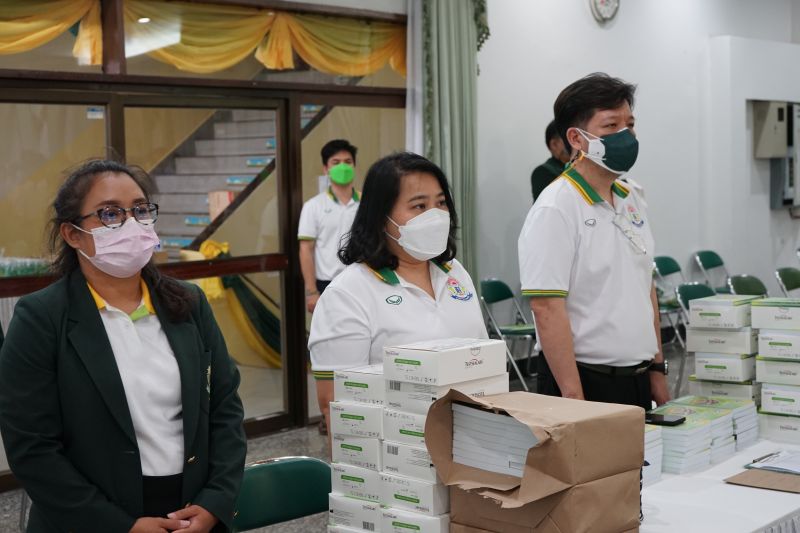เจ้าประคุณสมเด็จพระธีรญาณมุนี ประทานชุดตรวจโควิด 19 แบบ ATK ให้แก่นักเรียนเทพศิรินทร์เพื่อเตรียมความพร้อมในการเปิดเรียน