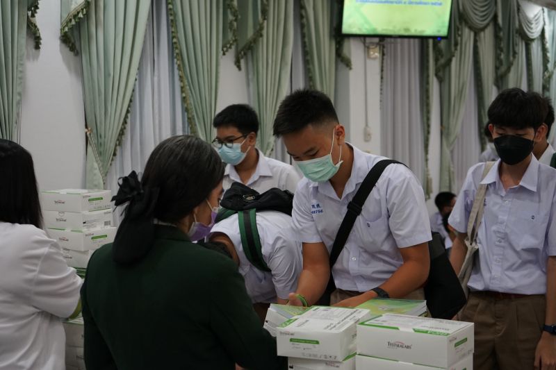เจ้าประคุณสมเด็จพระธีรญาณมุนี ประทานชุดตรวจโควิด 19 แบบ ATK ให้แก่นักเรียนเทพศิรินทร์เพื่อเตรียมความพร้อมในการเปิดเรียน