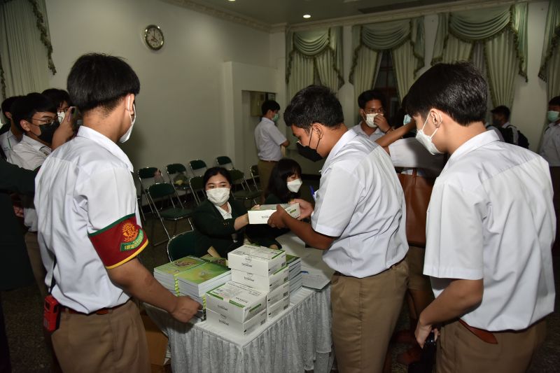 เจ้าประคุณสมเด็จพระธีรญาณมุนี ประทานชุดตรวจโควิด 19 แบบ ATK ให้แก่นักเรียนเทพศิรินทร์เพื่อเตรียมความพร้อมในการเปิดเรียน