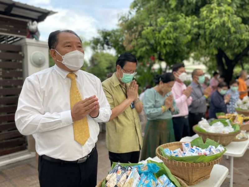 กิจกรรมทำบุญตักบาตรในช่วงเช้า ณ วัดเทพศิรินทราวาส