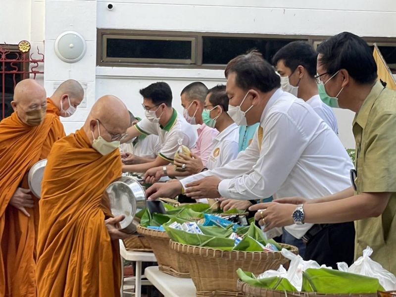 กิจกรรมทำบุญตักบาตรในช่วงเช้า ณ วัดเทพศิรินทราวาส