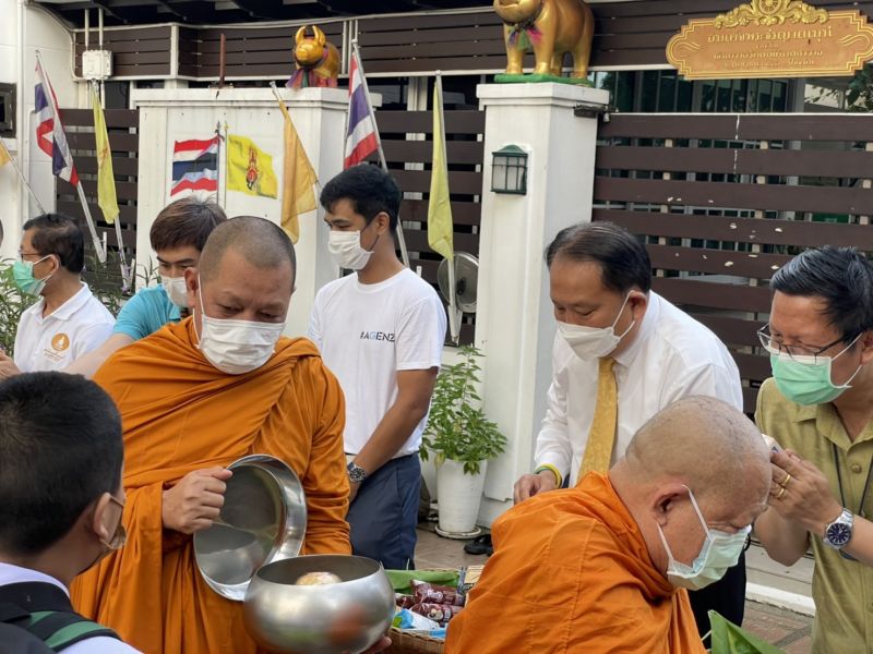 กิจกรรมทำบุญตักบาตรในช่วงเช้า ณ วัดเทพศิรินทราวาส