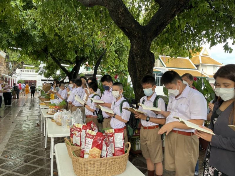กิจกรรมทำบุญตักบาตรในช่วงเช้า ณ วัดเทพศิรินทราวาส