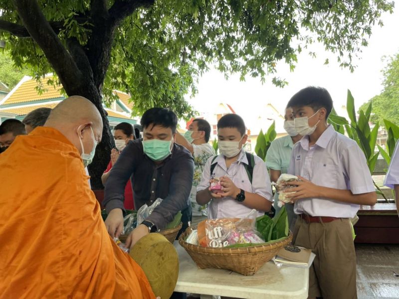 กิจกรรมทำบุญตักบาตรในช่วงเช้า ณ วัดเทพศิรินทราวาส
