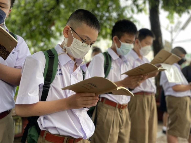 กิจกรรมทำบุญตักบาตรในช่วงเช้า ณ วัดเทพศิรินทราวาส