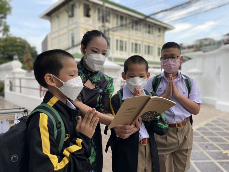กิจกรรมทำบุญตักบาตรในช่วงเช้า ณ วัดเทพศิรินทราวาส