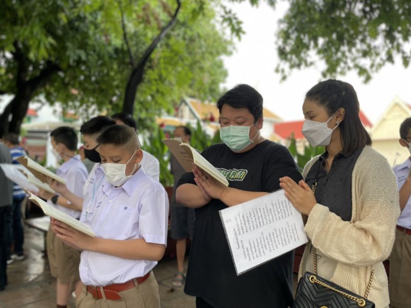 กิจกรรมทำบุญตักบาตรในช่วงเช้า ณ วัดเทพศิรินทราวาส