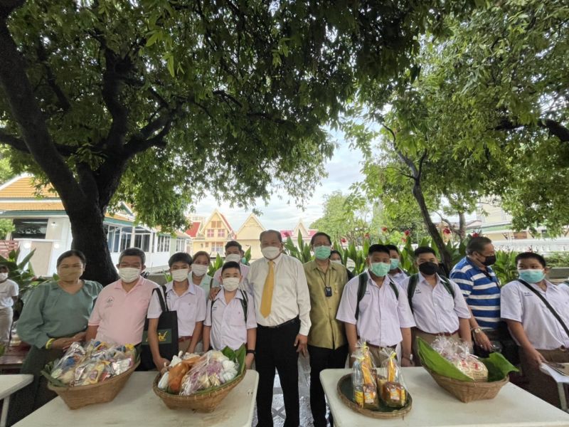 กิจกรรมทำบุญตักบาตรในช่วงเช้า ณ วัดเทพศิรินทราวาส
