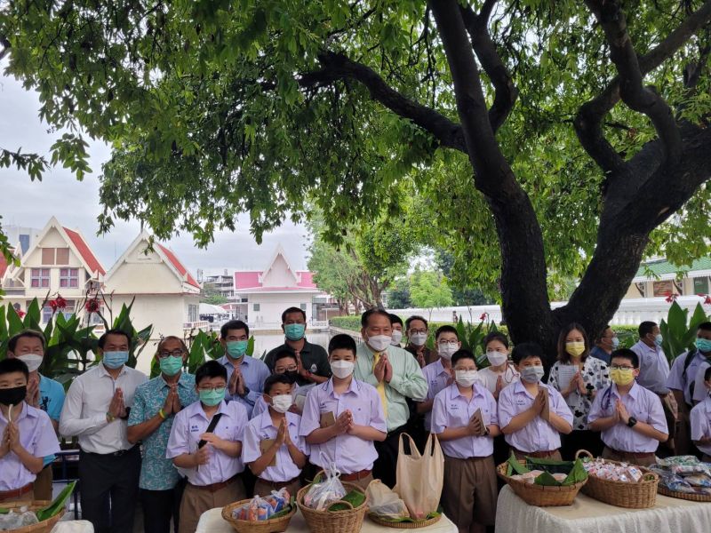กิจกรรมทำบุญตักบาตรในช่วงเช้า ณ วัดเทพศิรินทราวาส
