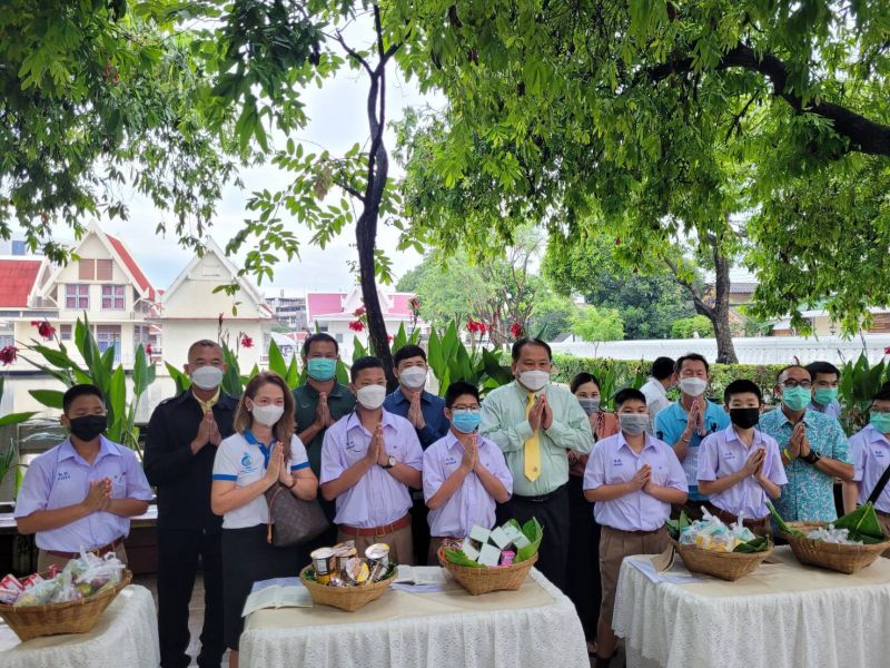 กิจกรรมทำบุญตักบาตรในช่วงเช้า ณ วัดเทพศิรินทราวาส