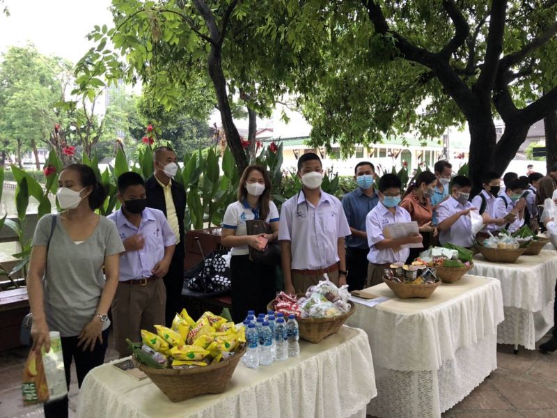 กิจกรรมทำบุญตักบาตรในช่วงเช้า ณ วัดเทพศิรินทราวาส