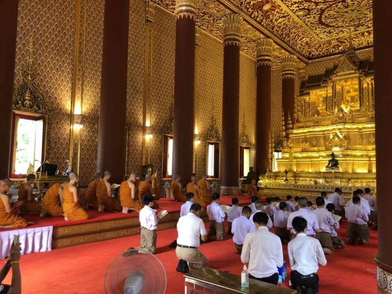 กิจกรรมทำบุญตักบาตรในช่วงเช้า ณ วัดเทพศิรินทราวาส