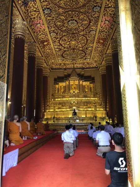 กิจกรรมทำบุญตักบาตรในช่วงเช้า ณ วัดเทพศิรินทราวาส