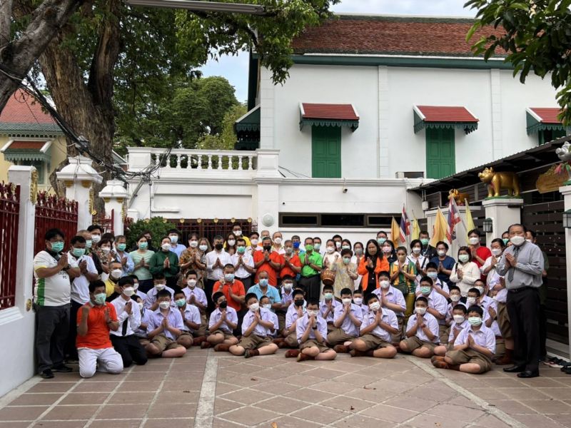 กิจกรรมทำบุญตักบาตรในช่วงเช้า ณ วัดเทพศิรินทราวาส