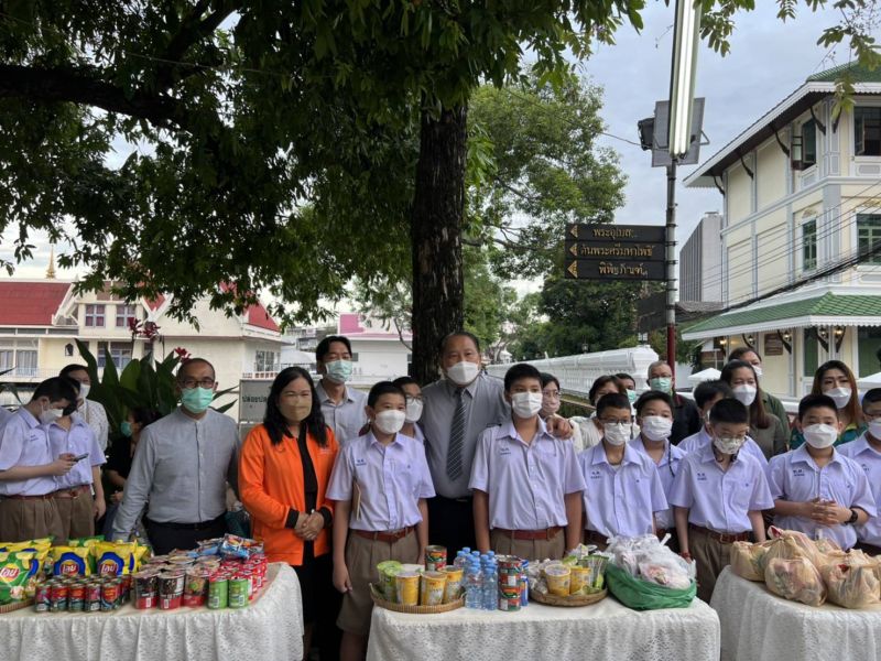 กิจกรรมทำบุญตักบาตรในช่วงเช้า ณ วัดเทพศิรินทราวาส
