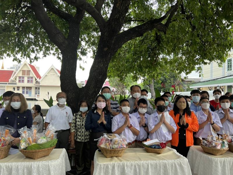 กิจกรรมทำบุญตักบาตรในช่วงเช้า ณ วัดเทพศิรินทราวาส
