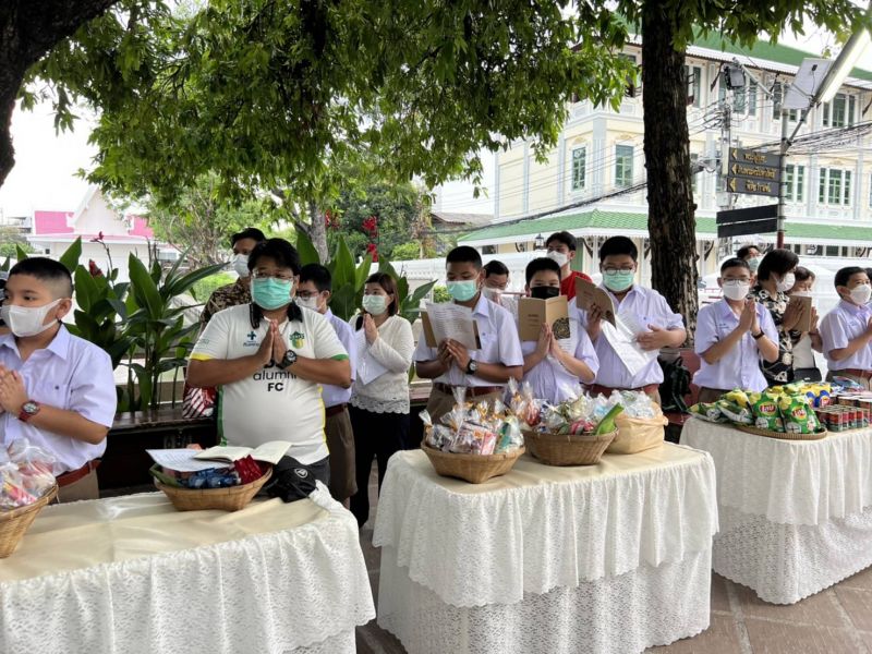 กิจกรรมทำบุญตักบาตรในช่วงเช้า ณ วัดเทพศิรินทราวาส