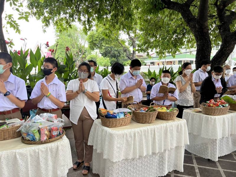 กิจกรรมทำบุญตักบาตรในช่วงเช้า ณ วัดเทพศิรินทราวาส