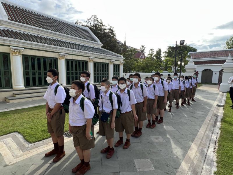 กิจกรรมทำบุญตักบาตรในช่วงเช้า ณ วัดเทพศิรินทราวาส
