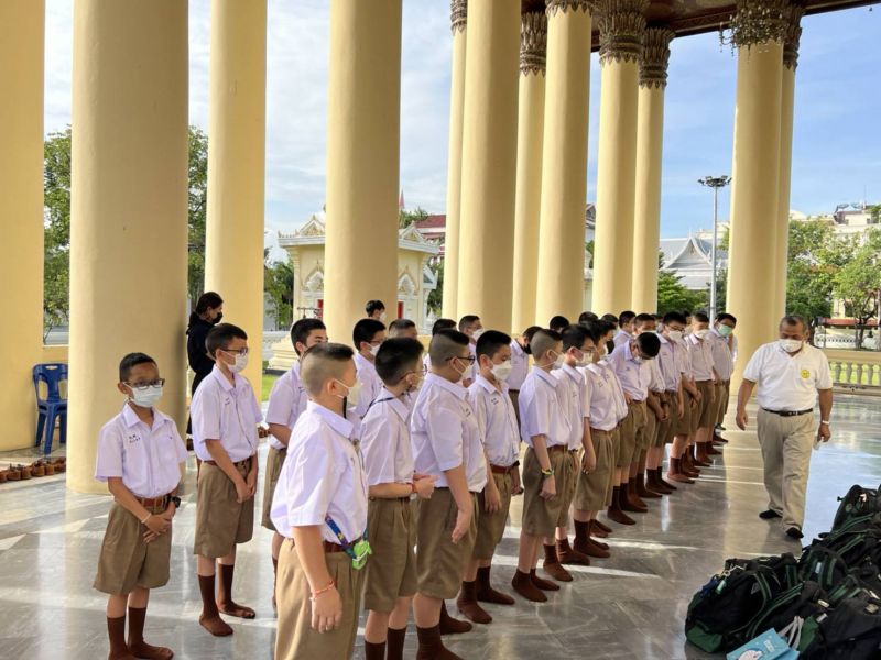 กิจกรรมทำบุญตักบาตรในช่วงเช้า ณ วัดเทพศิรินทราวาส