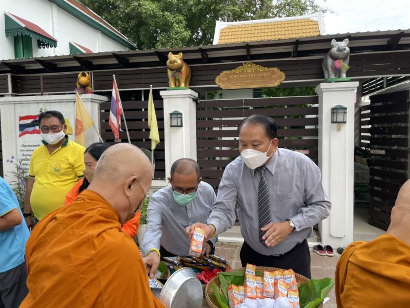 กิจกรรมทำบุญตักบาตรในช่วงเช้า ณ วัดเทพศิรินทราวาส