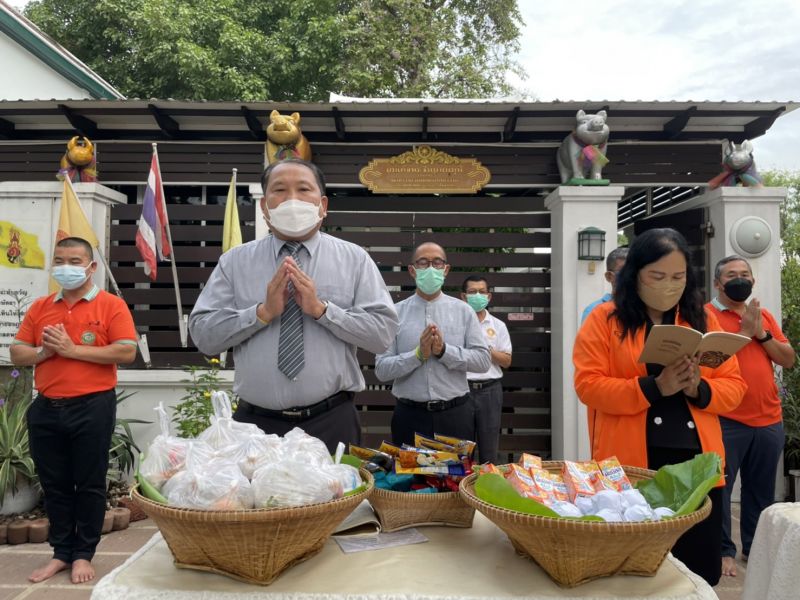 กิจกรรมทำบุญตักบาตรในช่วงเช้า ณ วัดเทพศิรินทราวาส
