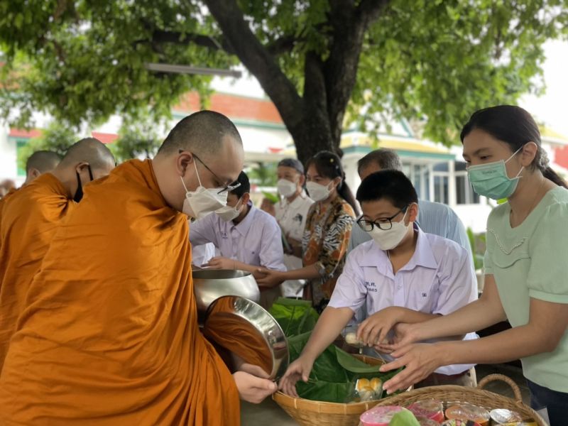 กิจกรรมทำบุญตักบาตรในช่วงเช้า ณ วัดเทพศิรินทราวาส