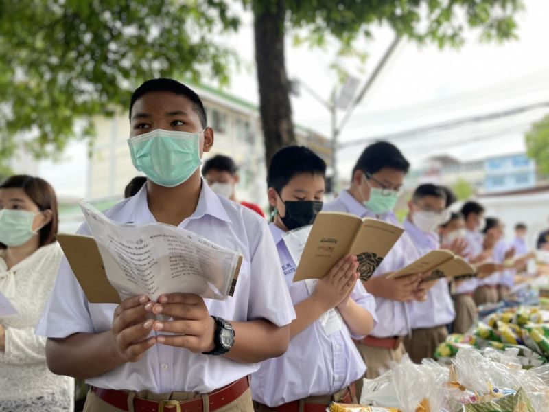 กิจกรรมทำบุญตักบาตรในช่วงเช้า ณ วัดเทพศิรินทราวาส