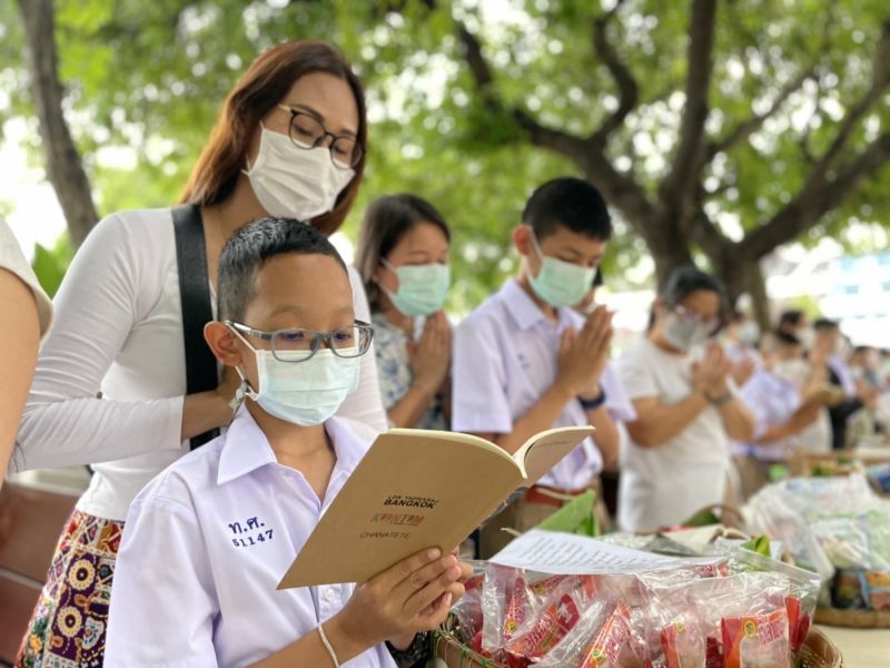 กิจกรรมทำบุญตักบาตรในช่วงเช้า ณ วัดเทพศิรินทราวาส