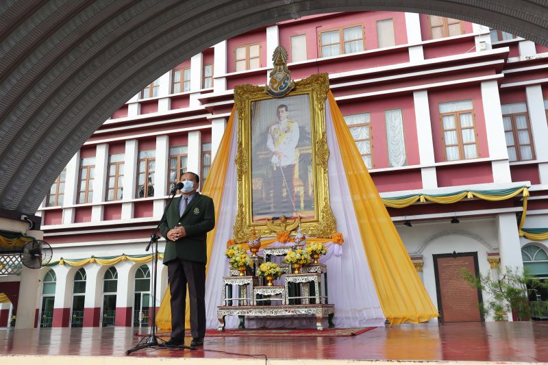 โรงเรียนเทพศิรินทร์ จัดกิจกรรมที่สนามฟุตบอลในวันแรก พร้อมรับโอวาทจากผู้อำนวยการโรงเรียน