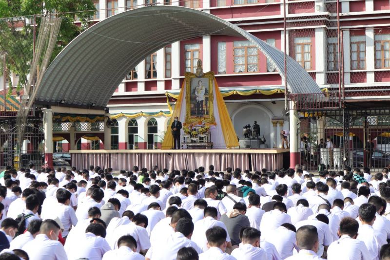 โรงเรียนเทพศิรินทร์ จัดกิจกรรมที่สนามฟุตบอลในวันแรก พร้อมรับโอวาทจากผู้อำนวยการโรงเรียน
