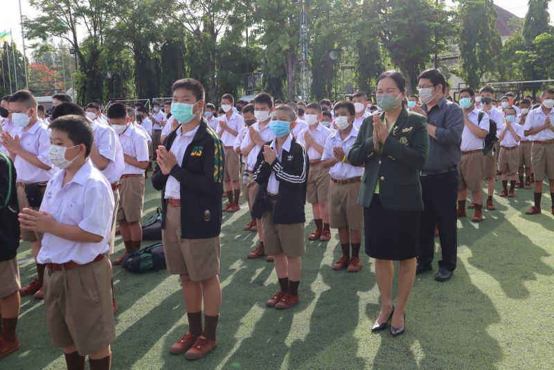 โรงเรียนเทพศิรินทร์ จัดกิจกรรมที่สนามฟุตบอลในวันแรก พร้อมรับโอวาทจากผู้อำนวยการโรงเรียน