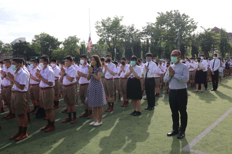 โรงเรียนเทพศิรินทร์ จัดกิจกรรมที่สนามฟุตบอลในวันแรก พร้อมรับโอวาทจากผู้อำนวยการโรงเรียน