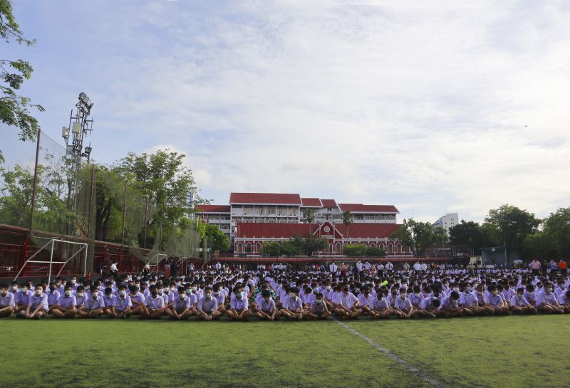โรงเรียนเทพศิรินทร์ จัดกิจกรรมที่สนามฟุตบอลในวันแรก พร้อมรับโอวาทจากผู้อำนวยการโรงเรียน