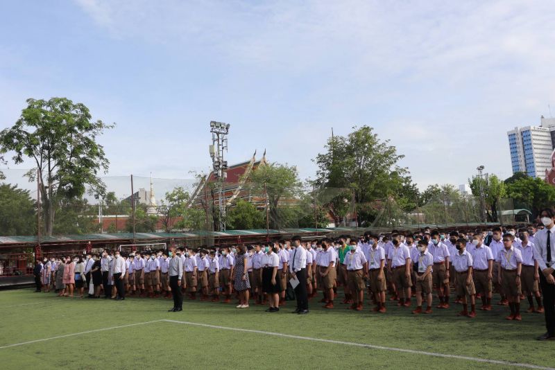 โรงเรียนเทพศิรินทร์ จัดกิจกรรมที่สนามฟุตบอลในวันแรก พร้อมรับโอวาทจากผู้อำนวยการโรงเรียน