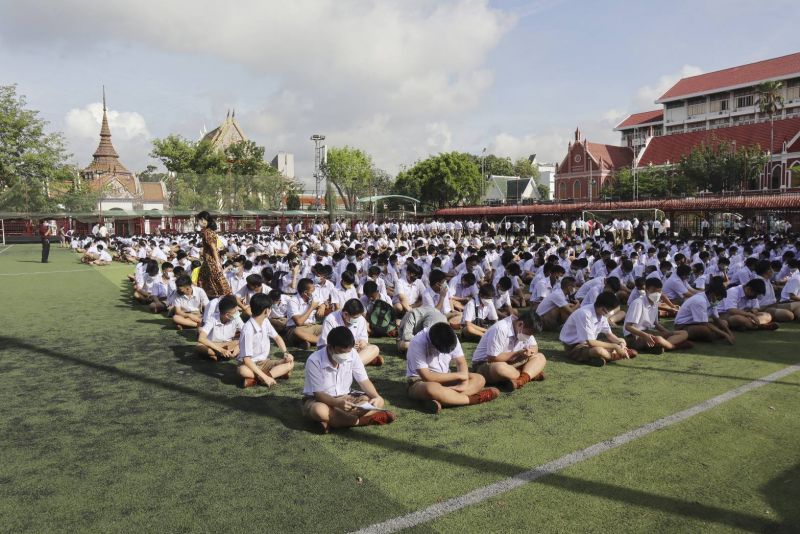 โรงเรียนเทพศิรินทร์ จัดกิจกรรมที่สนามฟุตบอลในวันแรก พร้อมรับโอวาทจากผู้อำนวยการโรงเรียน