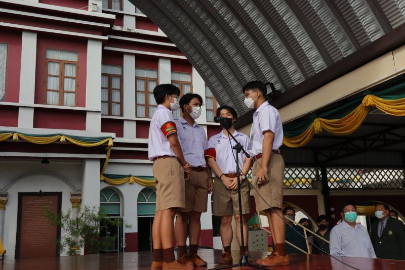 โรงเรียนเทพศิรินทร์ จัดกิจกรรมที่สนามฟุตบอลในวันแรก พร้อมรับโอวาทจากผู้อำนวยการโรงเรียน