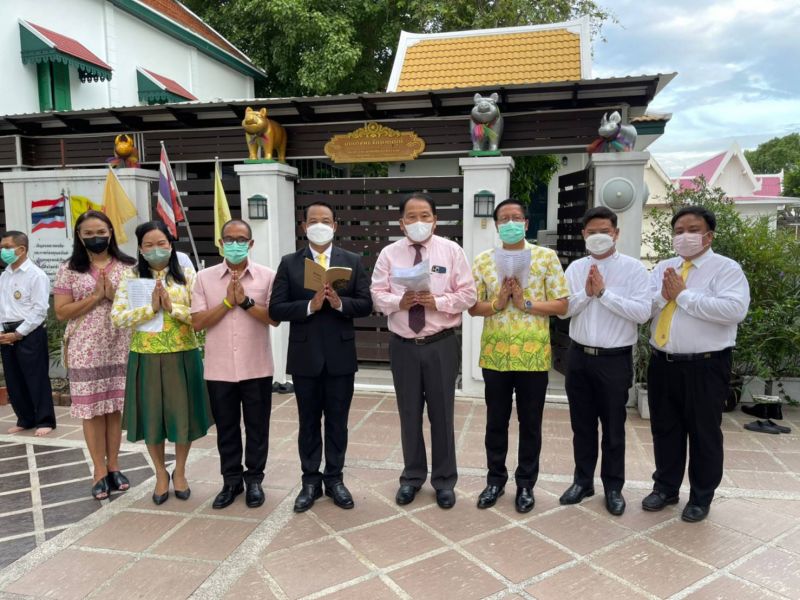 กิจกรรมทำบุญตักบาตรในช่วงเช้า ณ วัดเทพศิรินทราวาส