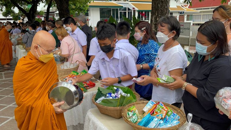 กิจกรรมทำบุญตักบาตรในช่วงเช้า ณ วัดเทพศิรินทราวาส