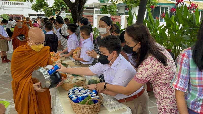 กิจกรรมทำบุญตักบาตรในช่วงเช้า ณ วัดเทพศิรินทราวาส