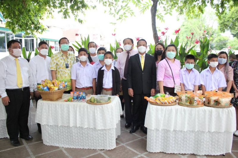 กิจกรรมทำบุญตักบาตรในช่วงเช้า ณ วัดเทพศิรินทราวาส