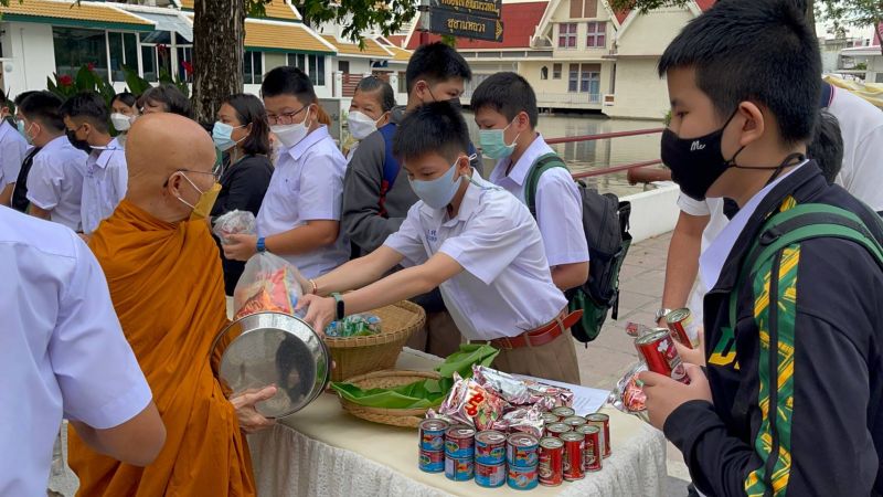 กิจกรรมทำบุญตักบาตรในช่วงเช้า ณ วัดเทพศิรินทราวาส