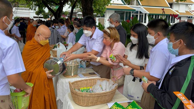 กิจกรรมทำบุญตักบาตรในช่วงเช้า ณ วัดเทพศิรินทราวาส