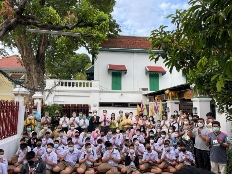 กิจกรรมทำบุญตักบาตรในช่วงเช้า ณ วัดเทพศิรินทราวาส