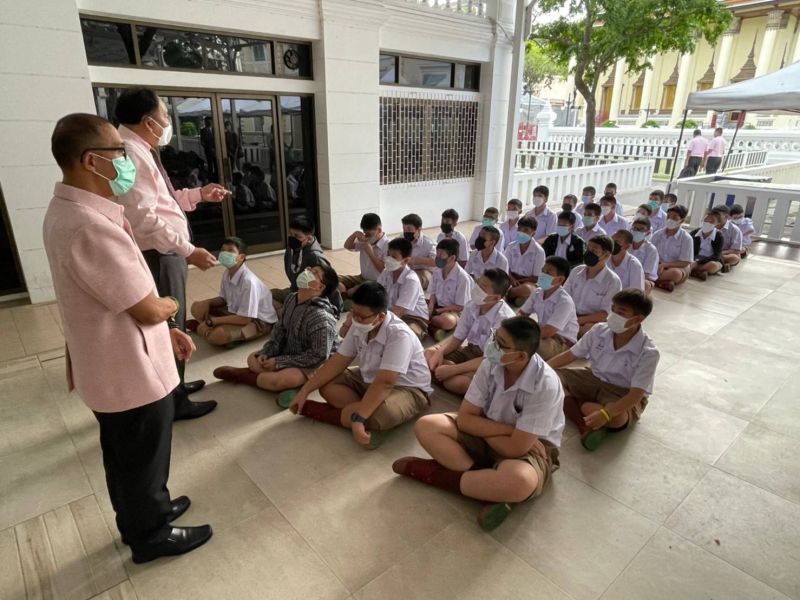 กิจกรรมทำบุญตักบาตรในช่วงเช้า ณ วัดเทพศิรินทราวาส