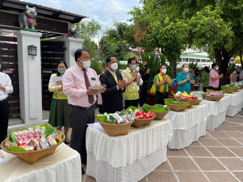 กิจกรรมทำบุญตักบาตรในช่วงเช้า ณ วัดเทพศิรินทราวาส