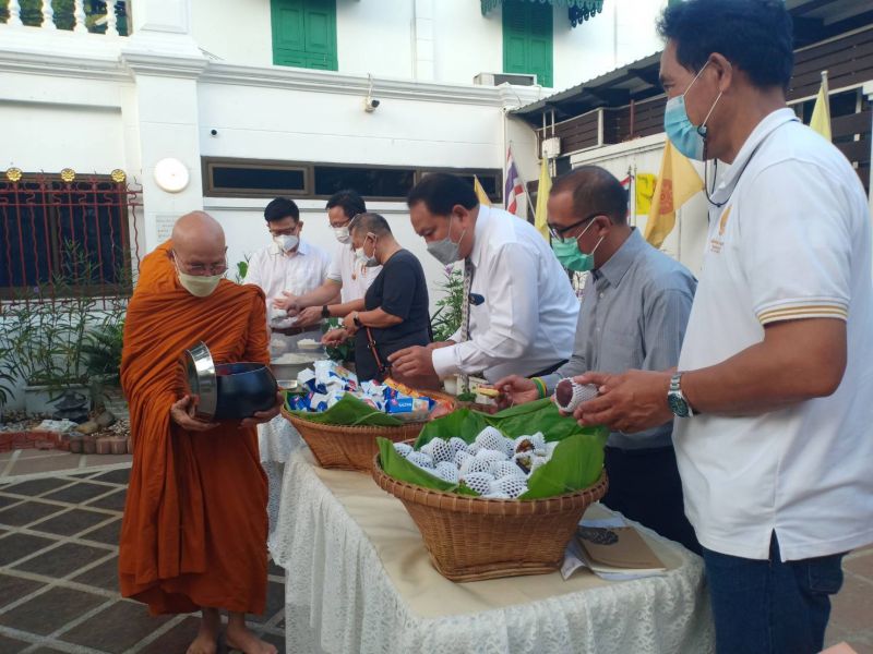 กิจกรรมทำบุญตักบาตรในช่วงเช้า ณ วัดเทพศิรินทราวาส
