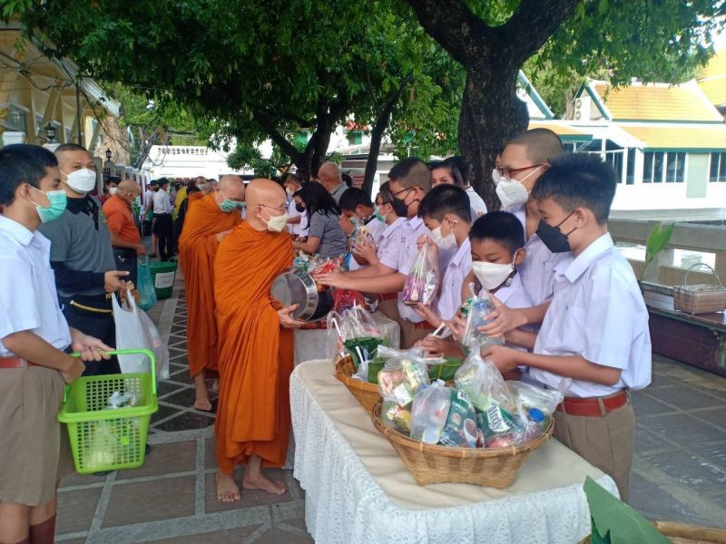 กิจกรรมทำบุญตักบาตรในช่วงเช้า ณ วัดเทพศิรินทราวาส